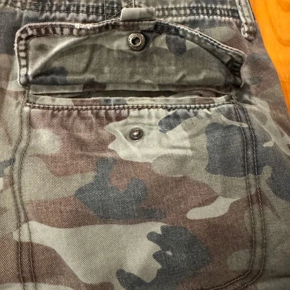 Men's Quicksilver Camouflage Cargo Shorts - Size 32 - Picture 8 of 11